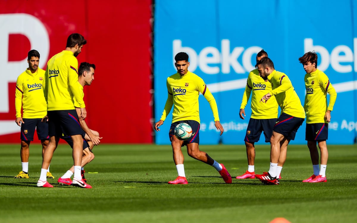 División total en el entrenamiento del Barcelona de este lunes