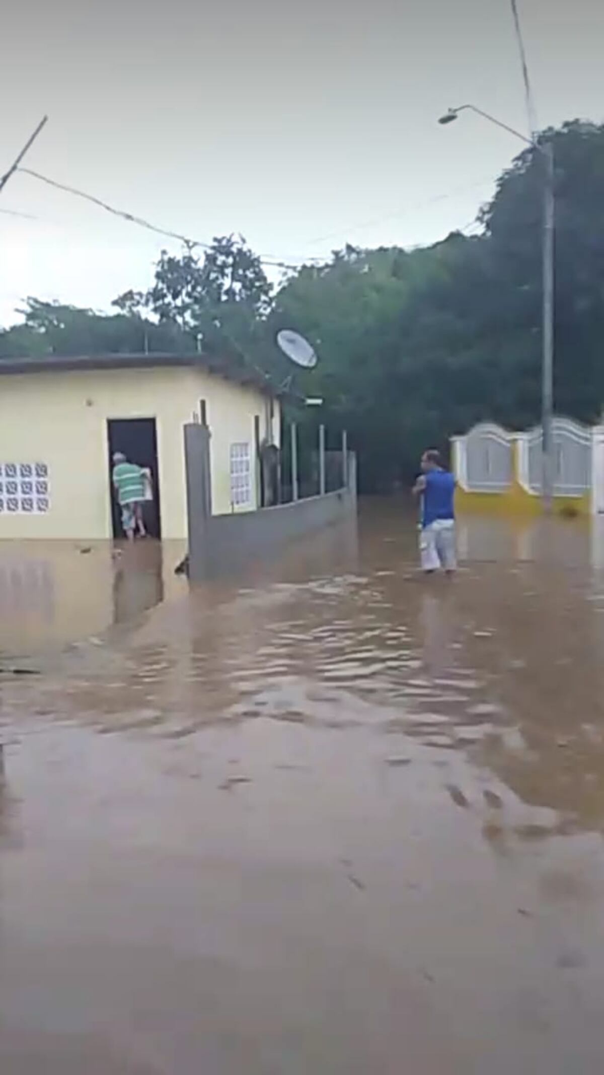 Piden ayuda. Casas quedan inundadas tras desborde del río Burunga