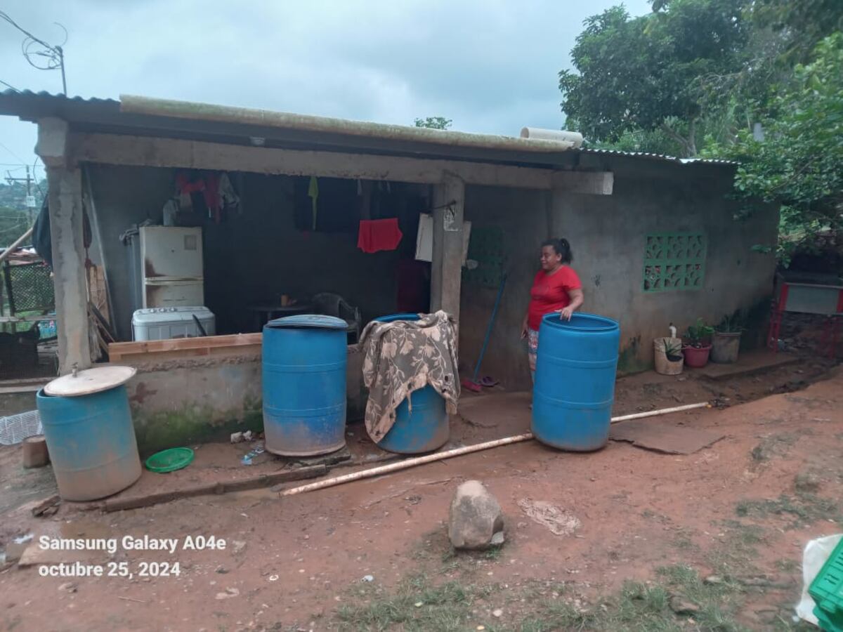 La señora Esperanza y su familia en Arraiján claman por ayuda urgente: adulto mayor sin colchón, puertas deterioradas, techo con huecos y sin agua potable