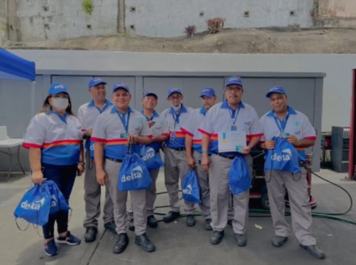 Se hace pasar por cliente y sorprende a despachadores de gasolina. Lo que descubre le impresionó