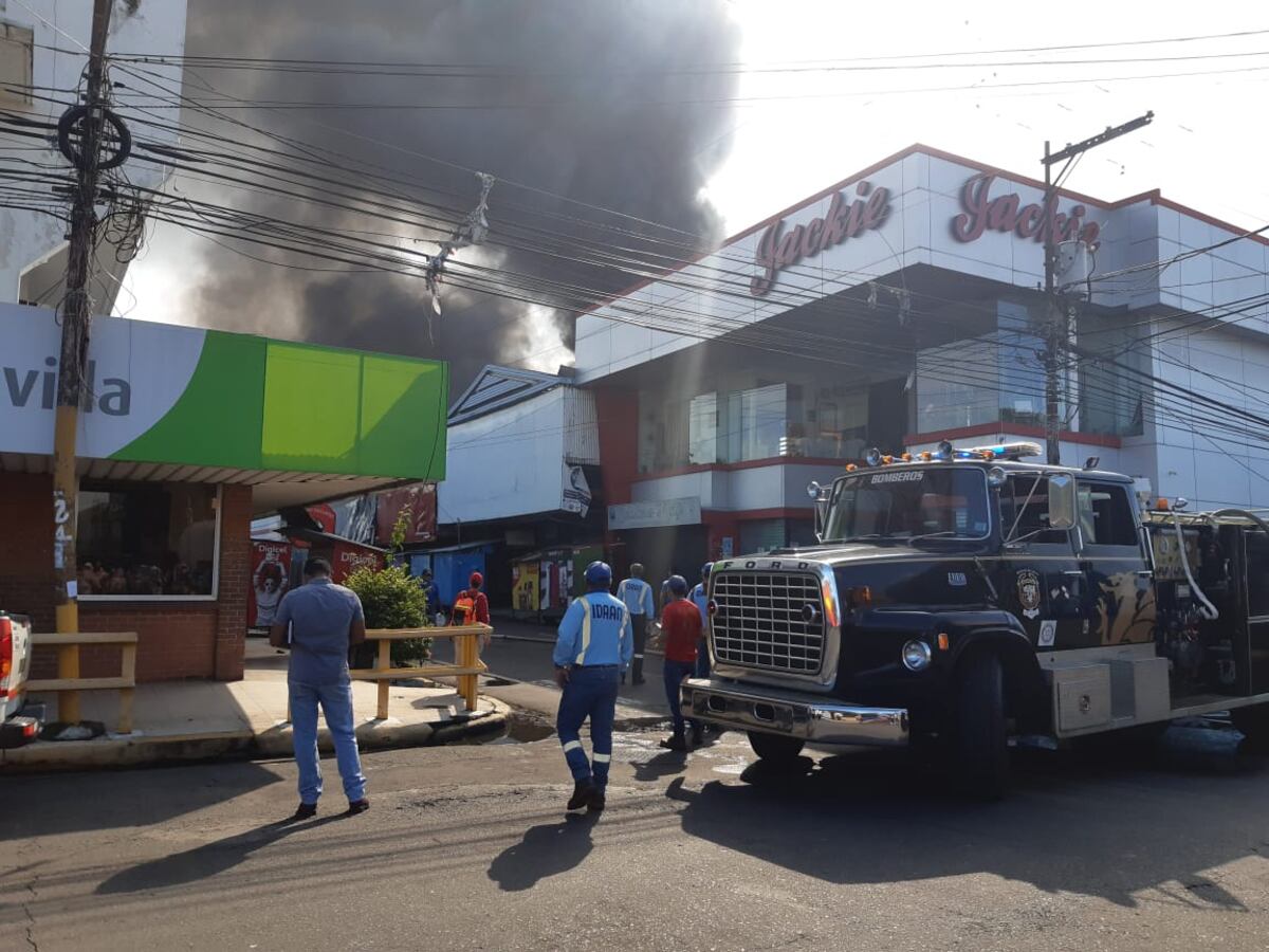 En medio de la crisis económica que se vive en el país. Dos locales comerciales se incendian en David