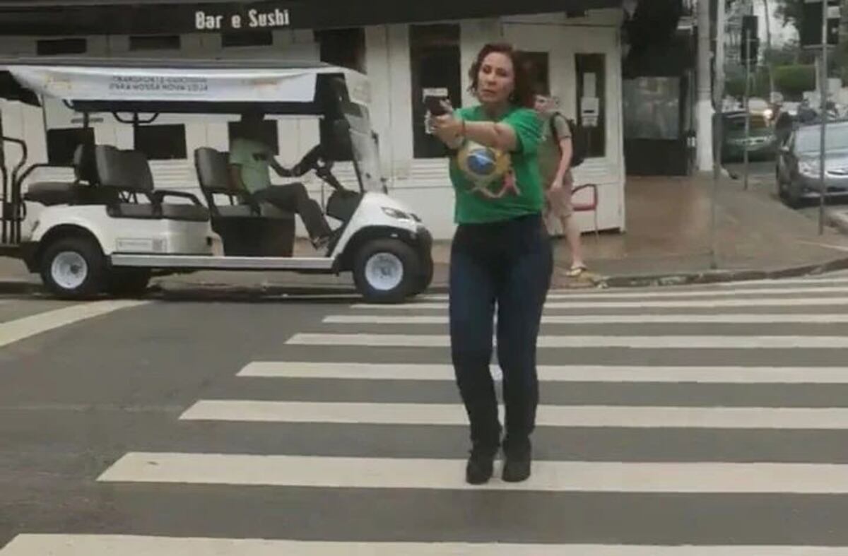 Una diputada bolsonarista persigue a punta de pistola a un seguidor de Lula en la calle