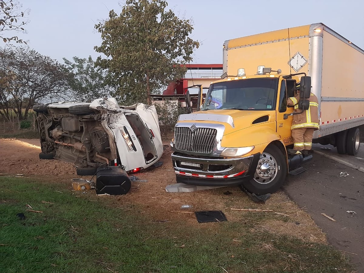 Accidente en Los Canelos deja 15 heridos y una víctima fatal 