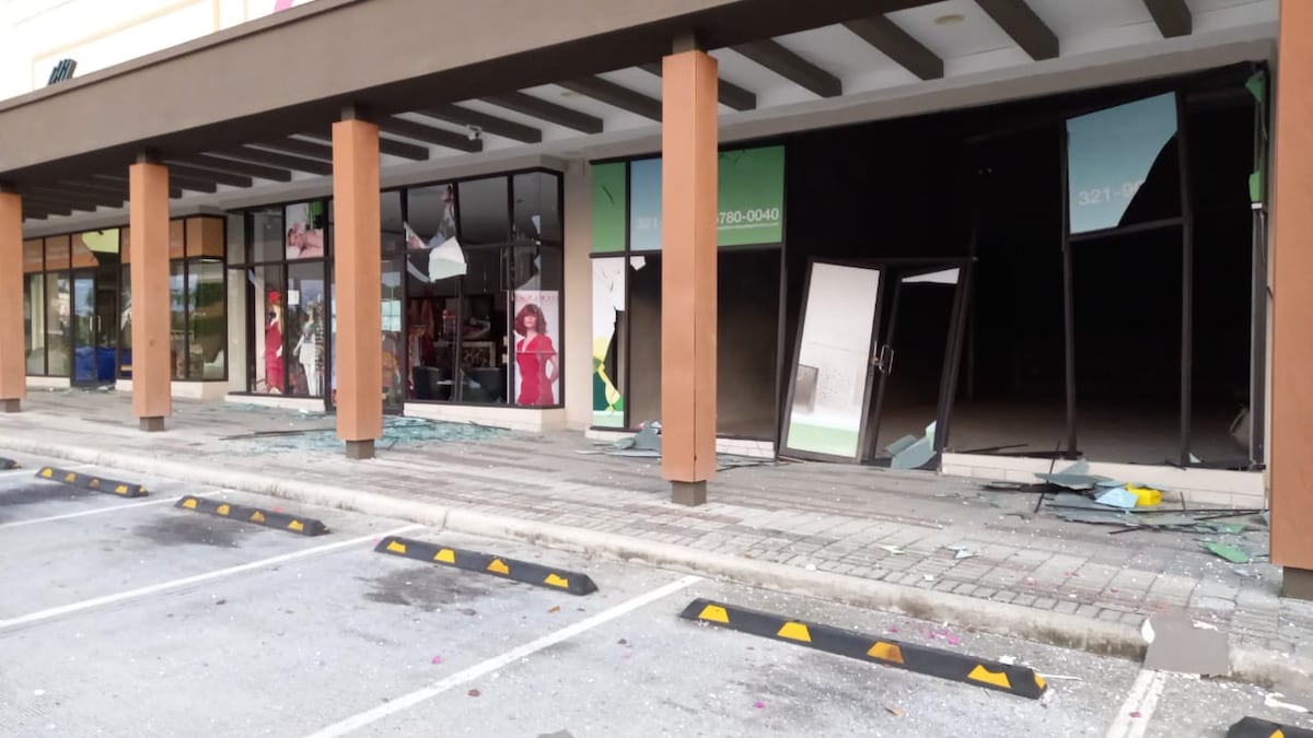 Explosión en centro comercial de Coronado destruye varios locales. Video