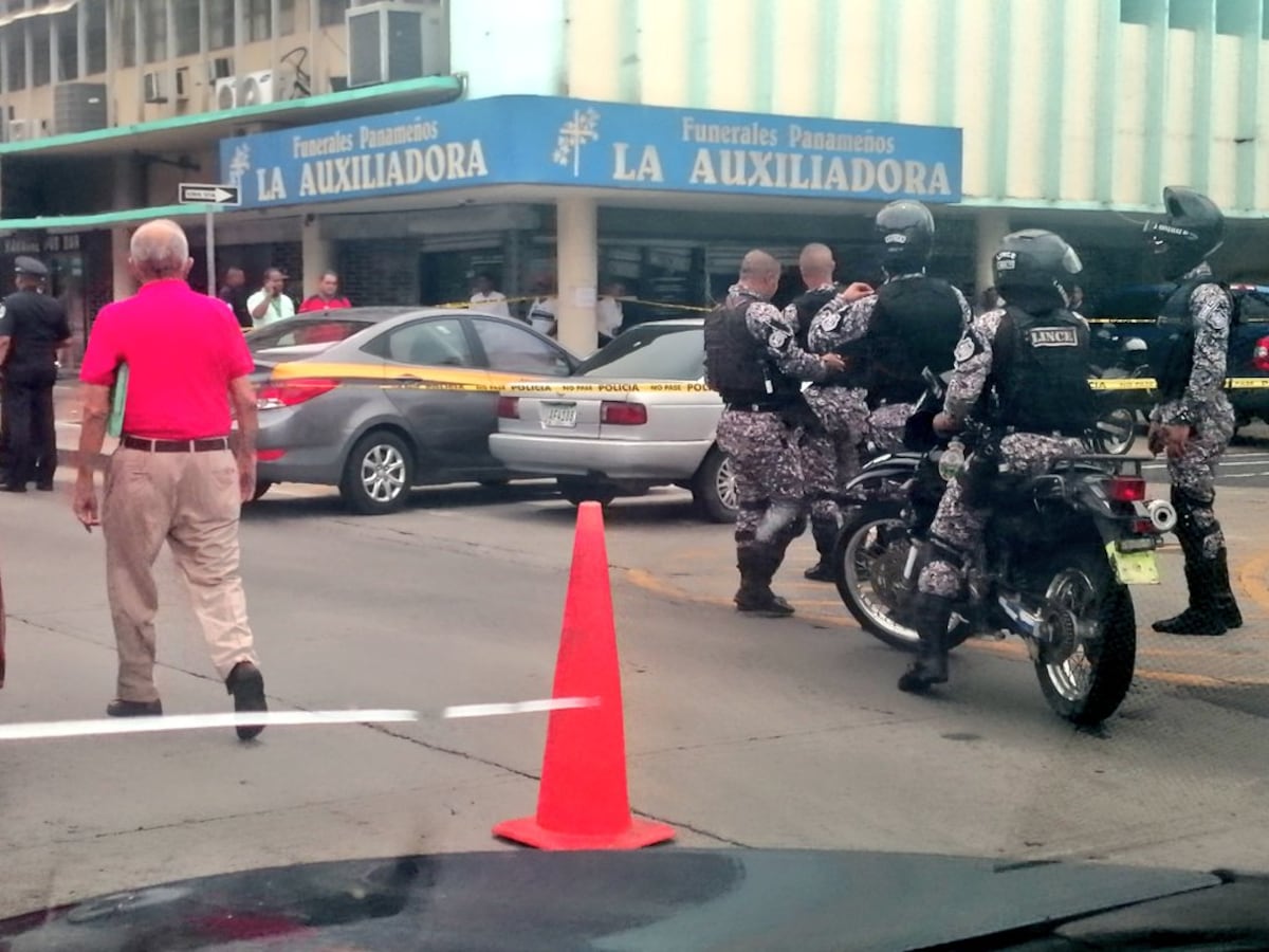 Policía herido con arma de fuego en Avenida Perú, tras persecución