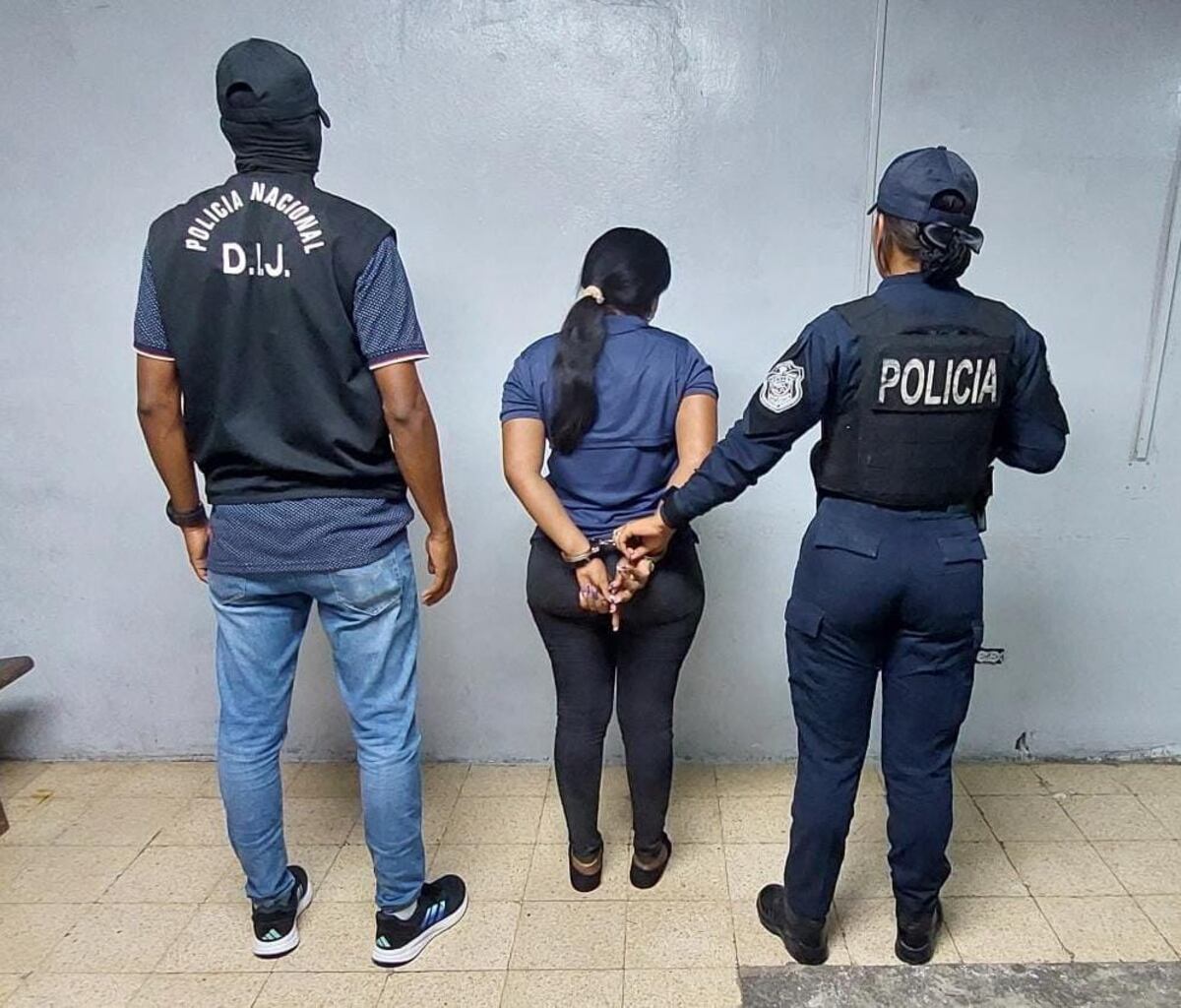 Mujer se movilizaba en un carro con dos armas de fuego en la provincia de Colón, pero es capturada por unidades de los Linces