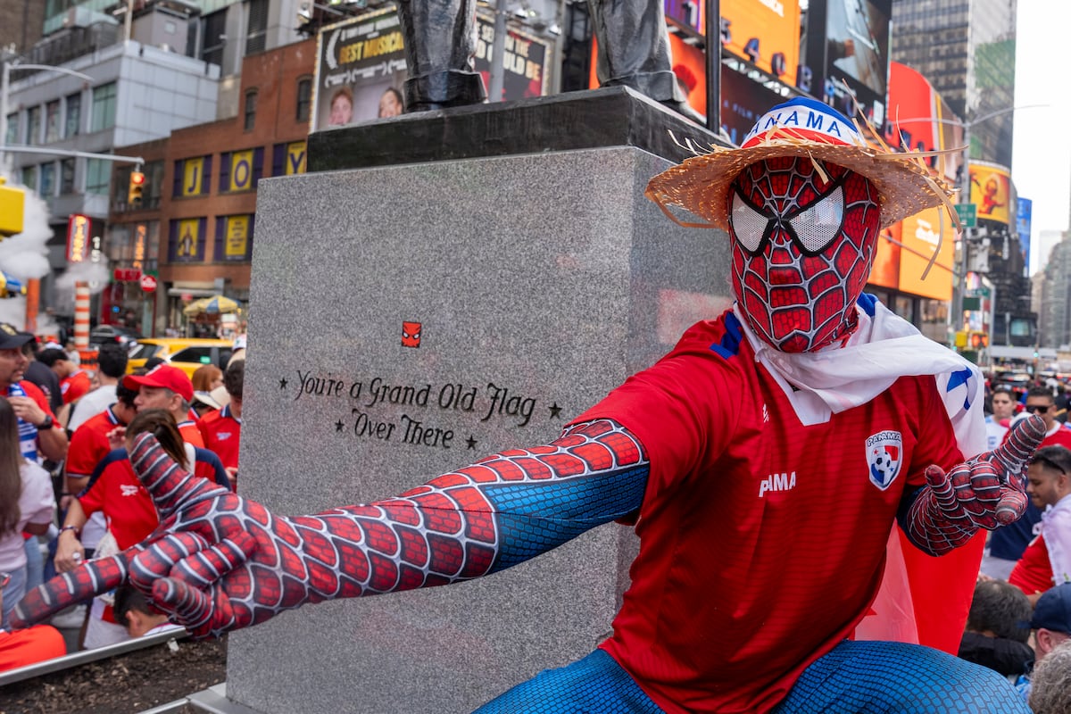 ¡El amor metió gol! Pareja de panameños dio el ‘sí’ en pleno apoyo de la ‘Marea Roja’ a la Sele en Times Square
