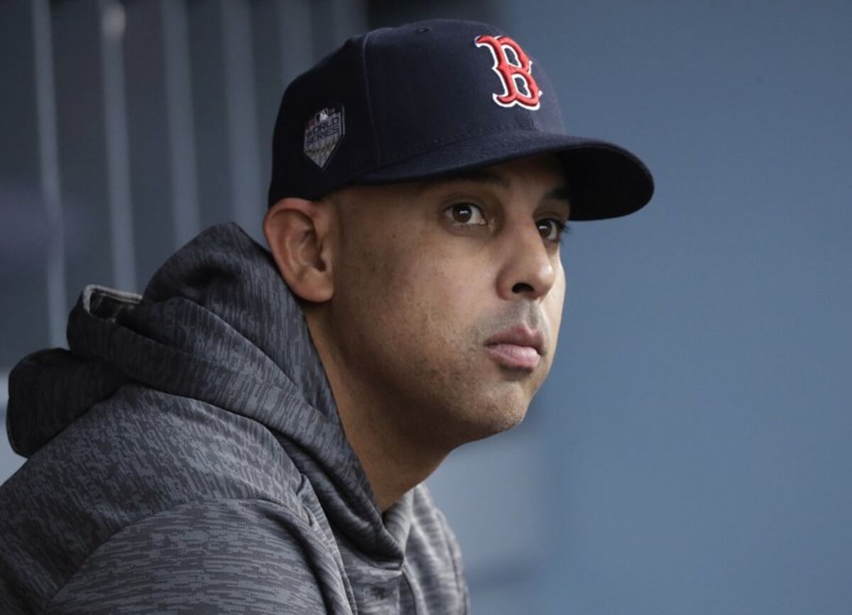 Los Medias Rojas de Boston botan a Alex Cora por tramposo 