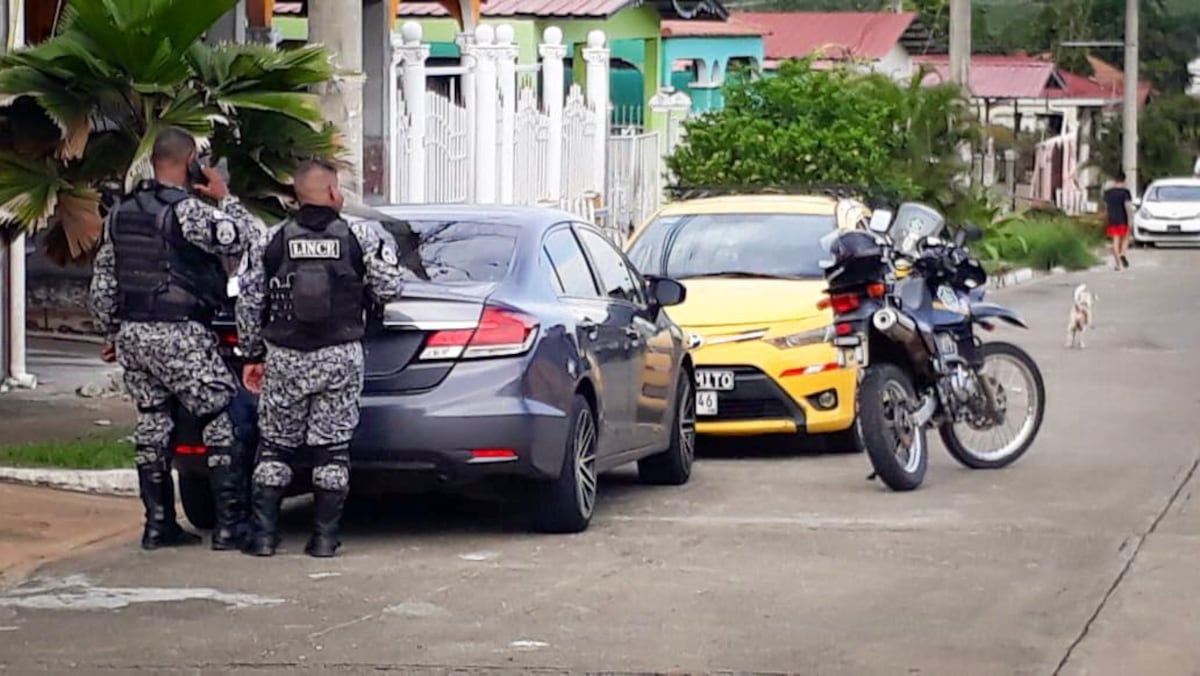 De película. Conductora se da a la fuga y por poco arrolla a policías en Panamá Oeste. Videos