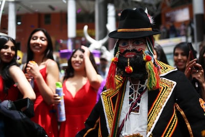 Jóvenes celebran el ‘Carnaval sin alcohol’ que impulsa danzas y gastronomía de Bolivia