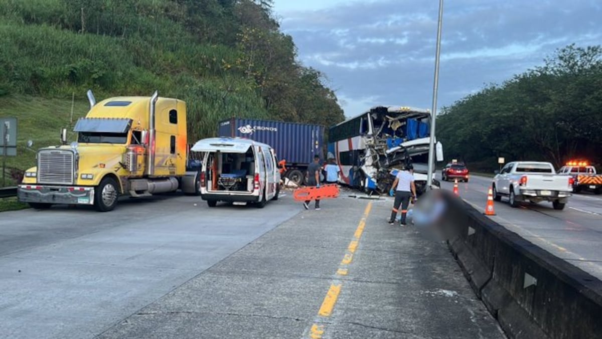 Un bus y una mula impactan en la autopista Panamá Colón