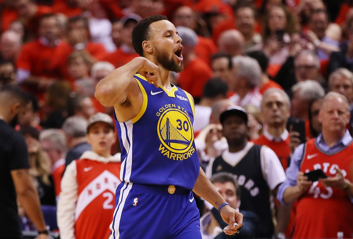 Warriors vencen 106-105 a los Raptors y siguen con vida en la final de la NBA