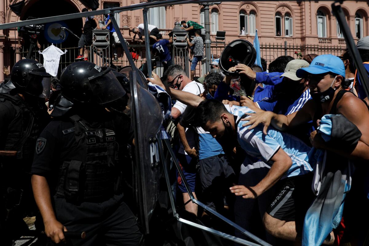 Velorio de Maradona termina en un tremendo desmadre