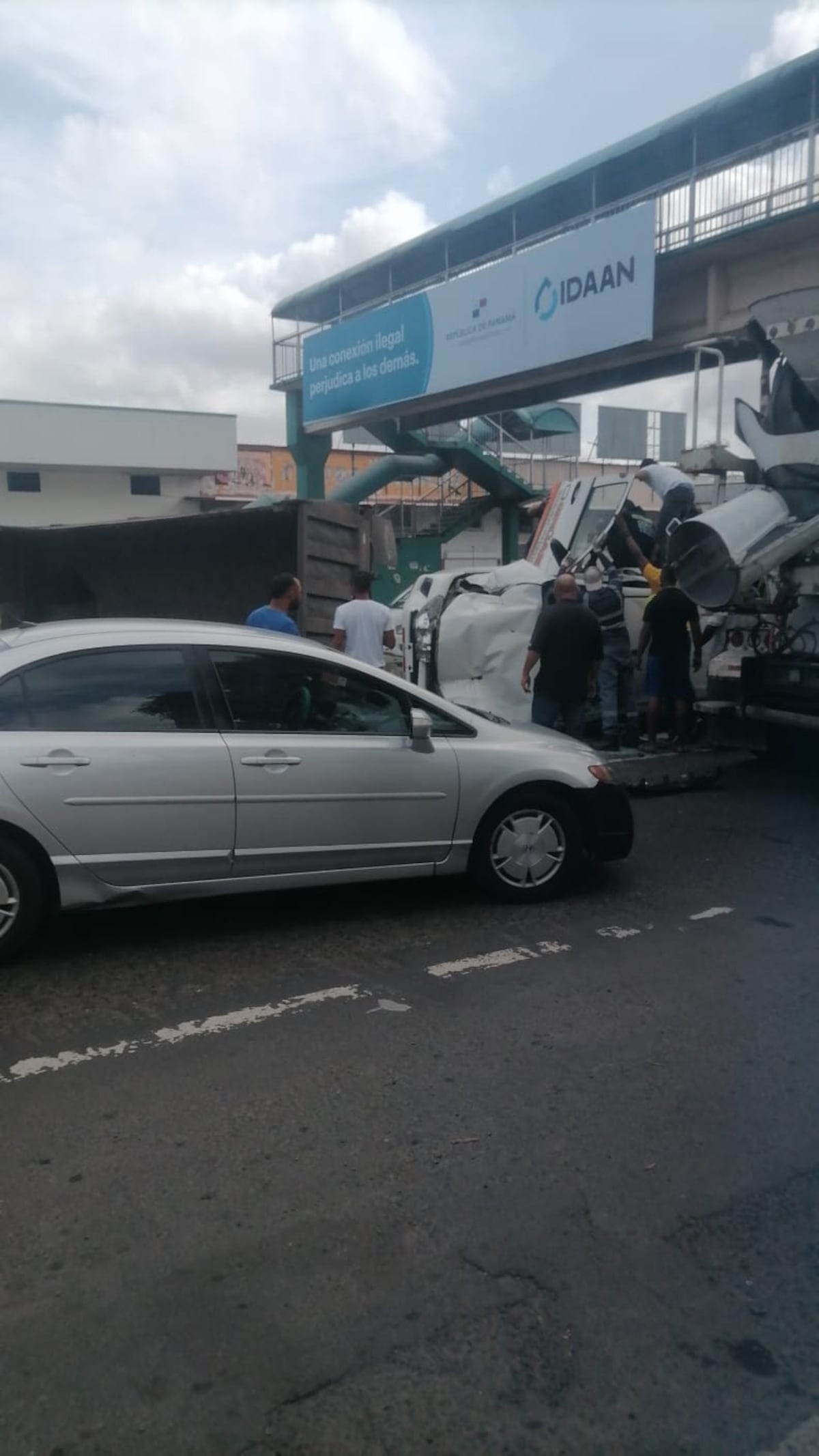 Camión volquete se quedó sin frenos, 11 heridos, más de 8 autos involucrados