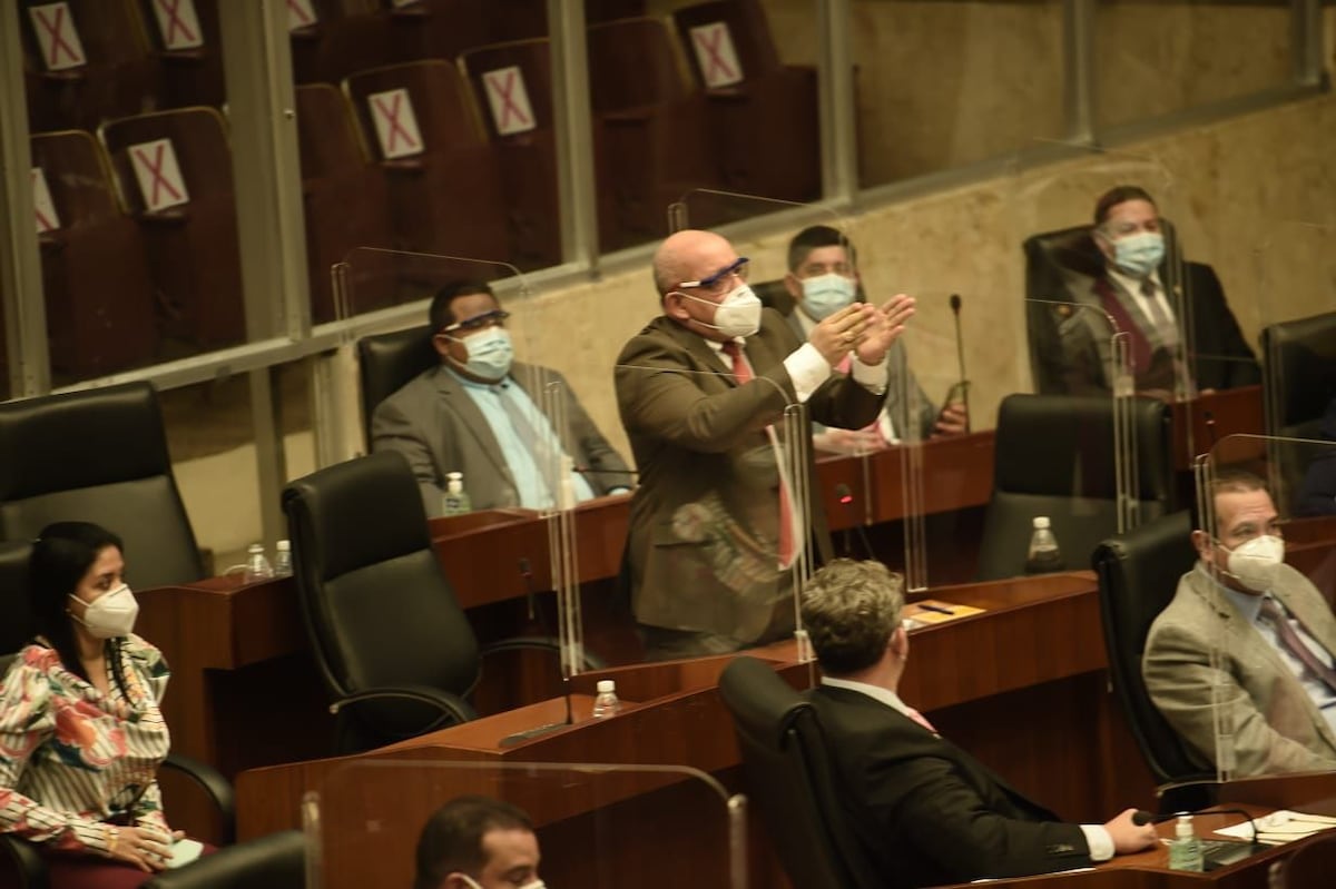 Discusión enardecida. ‘Bolota’ Salazar colma a Saúl Méndez. Diputados reaccionan. Video