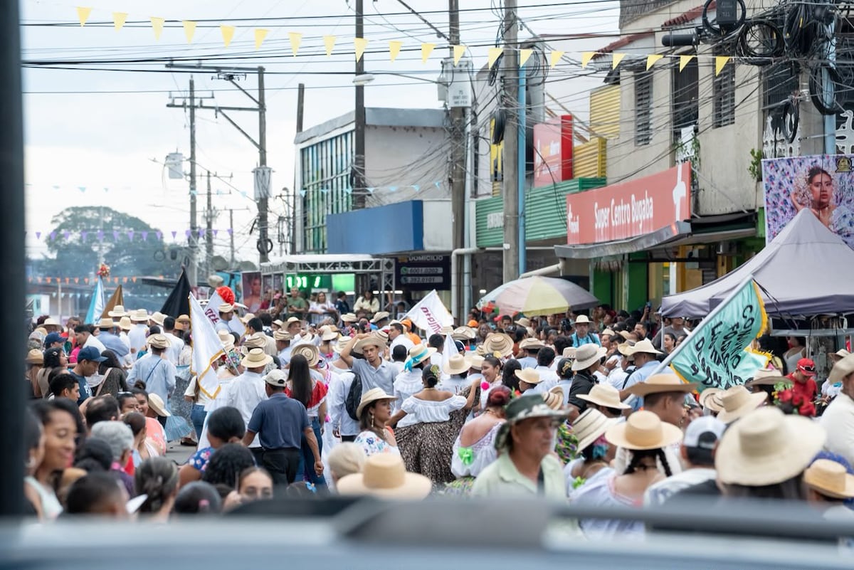 Polleras y colorida tradición se toman las calles de Bugaba
