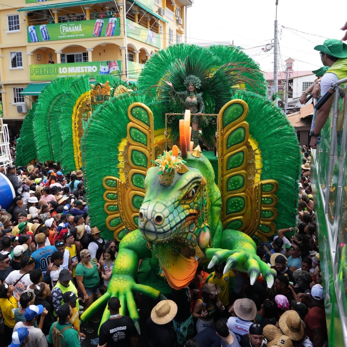Esmeraldas y alas: la contienda de Calle Abajo y Calle Arriba en los culecos del domingo de Carnaval