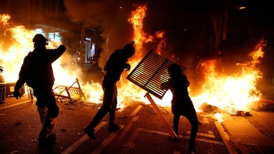 ¡Barcelona en llamas! Jóvenes levantan barricadas y desatan disturbios en las calles