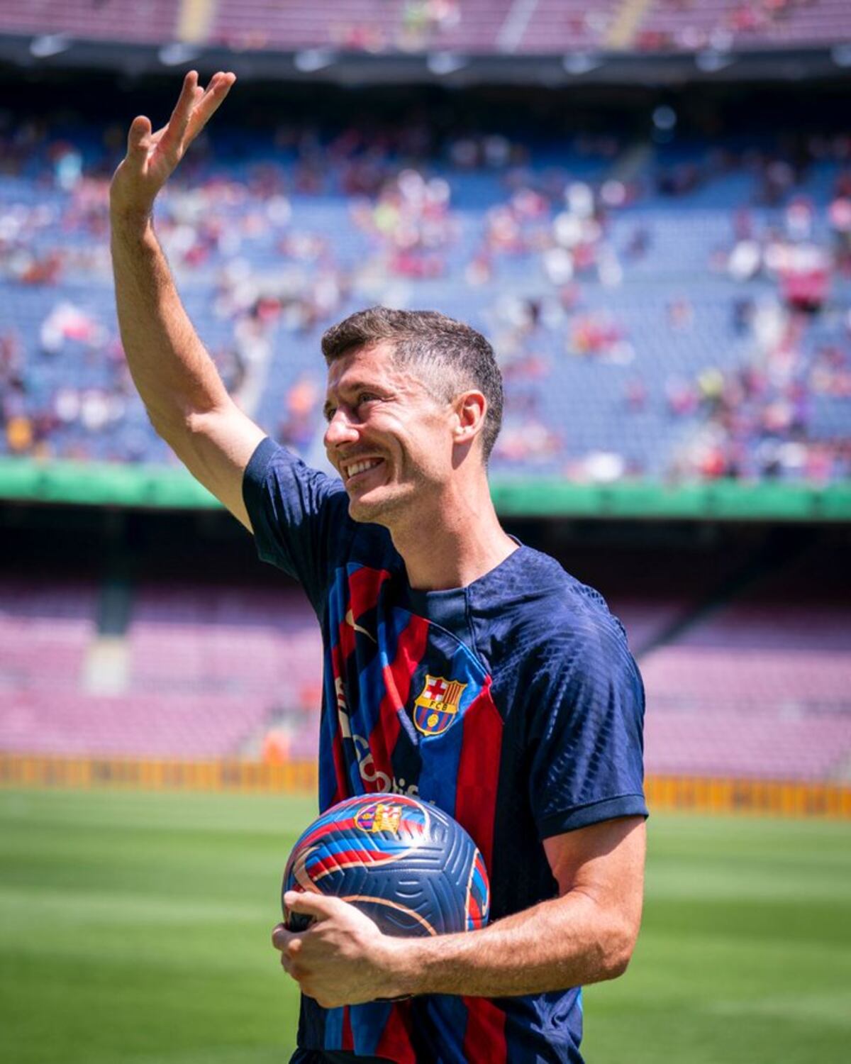 El Camp Nou recibe con 55 mil fanáticos a Robert Lewandowski