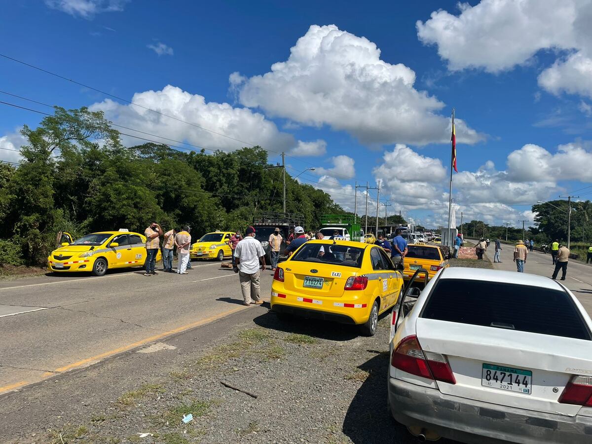 Se formó. Taxistas se embellacan en Los Santos. No los dejan recoger pasajeros en Chitré. Video