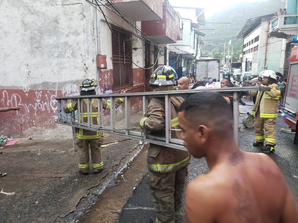 Familia pudo ver cómo su apartamento en calle 17 Santa Ana era devorado por las llamas. Video