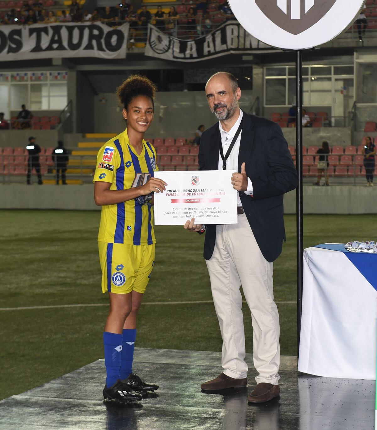 Universitario logra el tricampeonato al vencer en la final al Tauro. Video