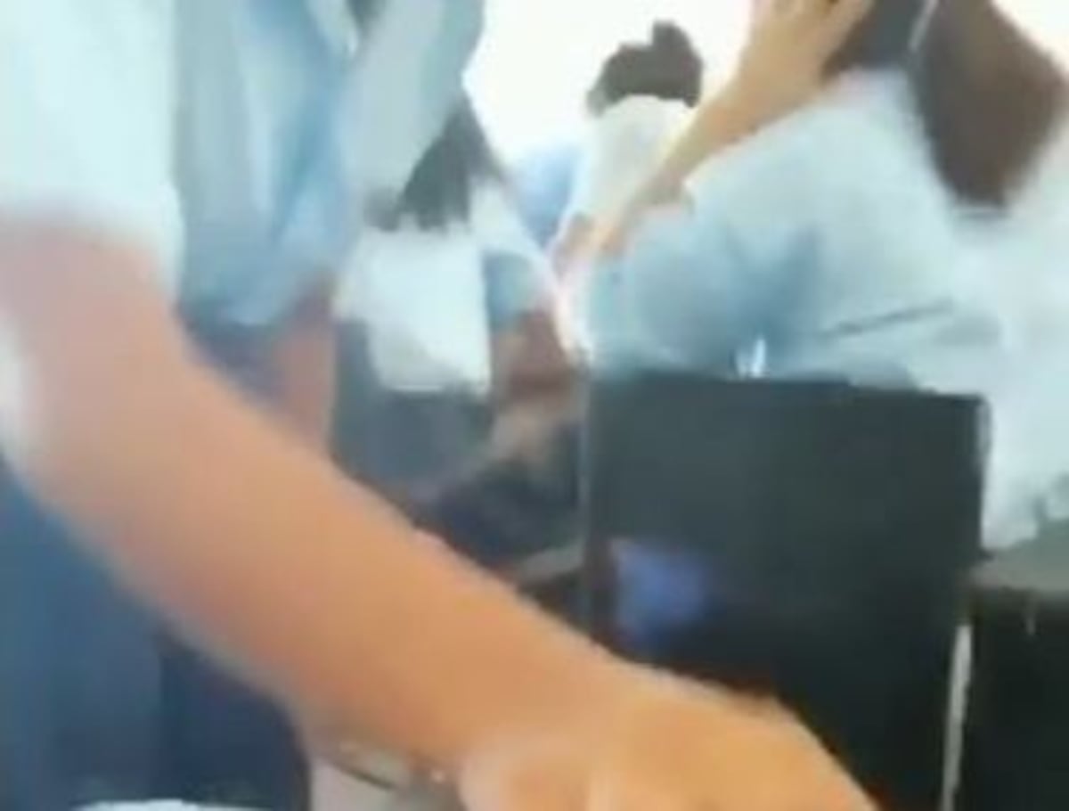 Horror. Filman a estudiantes teniendo relaciones en un salón de clases. Circulan videos