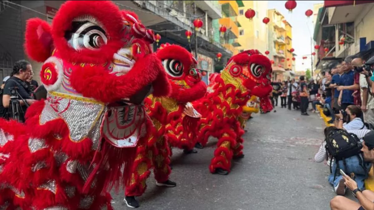 La danza del león inunda de color el Barrio Chino de Panamá en el Año de la Serpiente de Madera