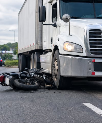 Tragedia en Brisas del Golf: motociclista queda debajo de un articulado