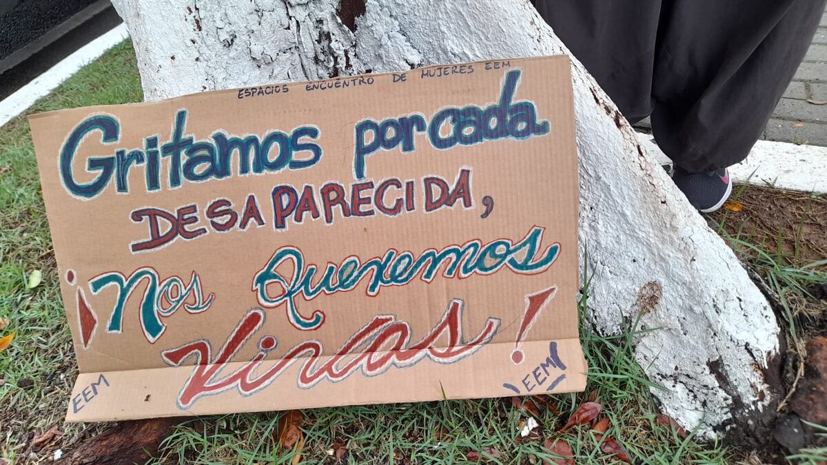 Mujeres protestan ante la Procuraduría de la Nación