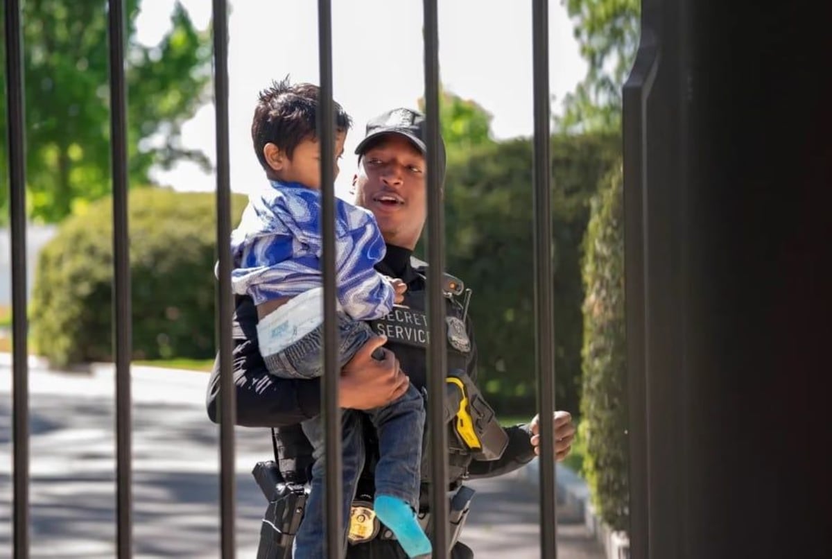 ¿Un bebé espía? Niño se cuela gateando en los jardines de la Casa Blanca