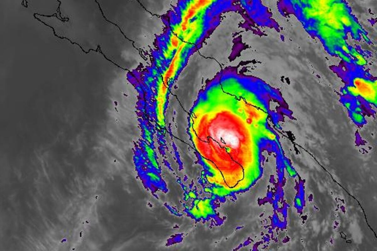 Huracán Lorena avanza lentamente frente a Los Cabos mexicanos