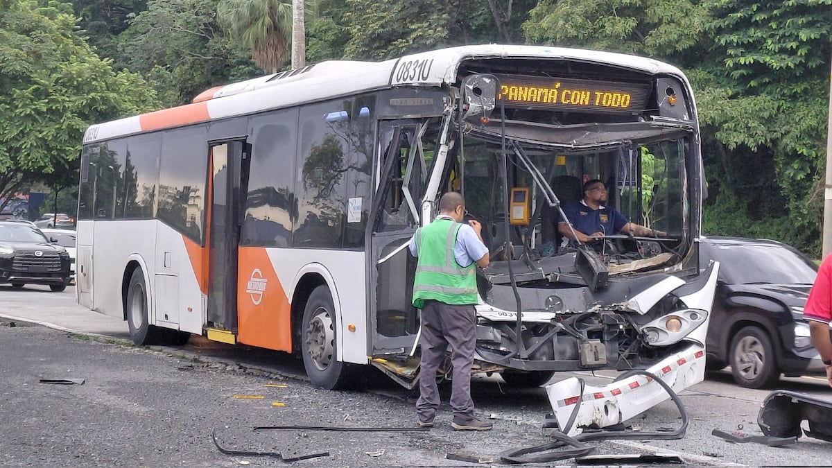 Fuerte choque entre Metrobús y camión deja a operador atrapado en Ancón