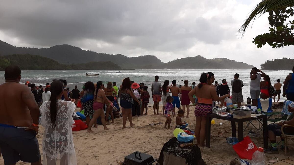 Por tomarse una foto. Fuertes oleajes hicieron que cayera al mar