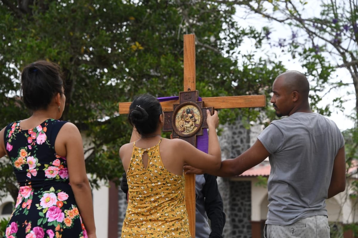 En medio de la cuarentena, algunas persona intentan conmemorar la muerte de Jesucristo este Viernes Santo