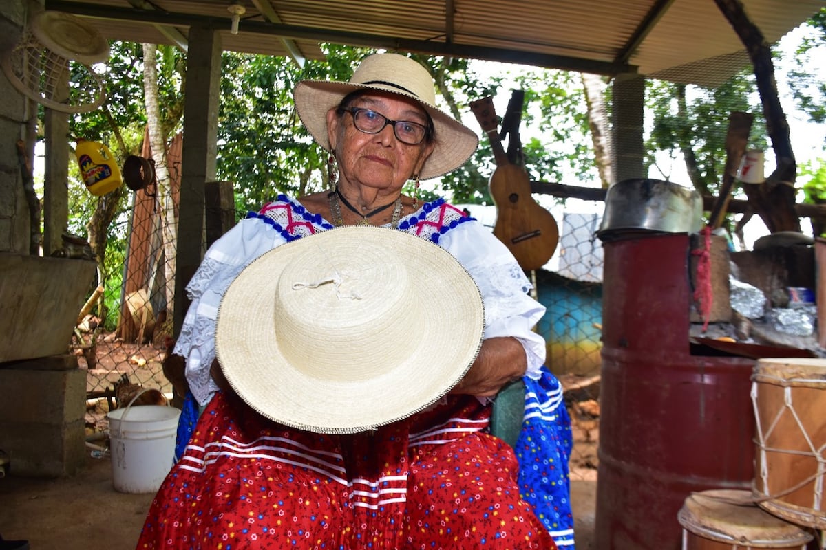 Loor a la Patria. Conoce la historia de doña Florentina Moreno y su centenar de polleras