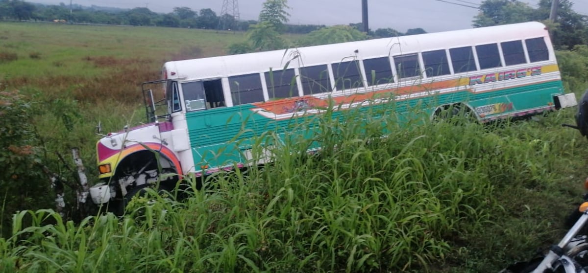 Un motorizado se accidentó, una señora lo fue a ayudar  y un bus la atropelló y la mató