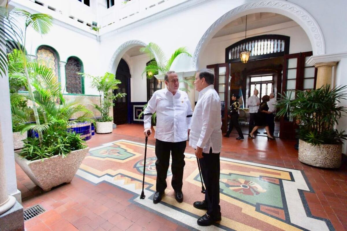 Presidente electo de Guatemala desayuna con su homólogo panameño Laurentino Cortizo