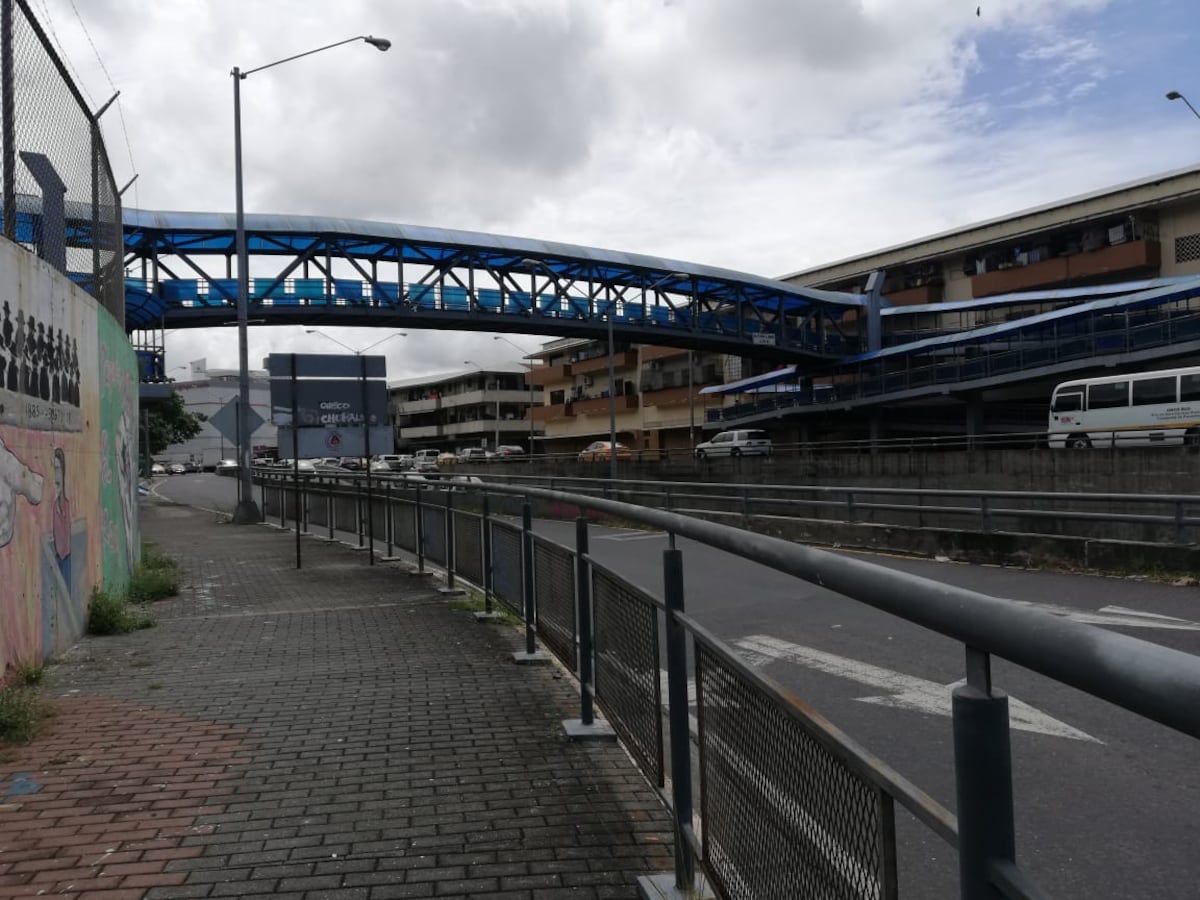 Que porquería. Puente peatonal de Avenida de los Mártires es una inmundicia. Miren todo lo que descubrimos allí. Video