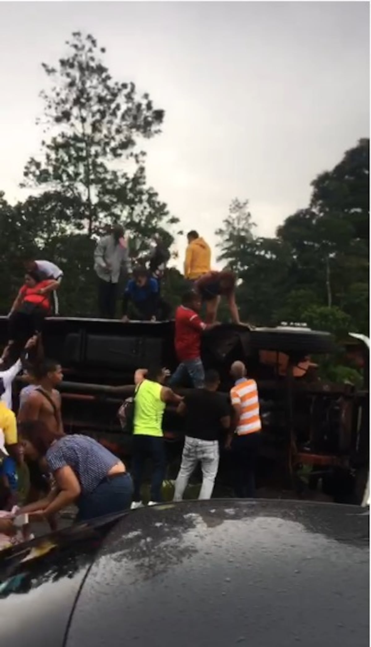 Bus lleno de pasajeros se vuelca en la Transístmica. Múltiples heridos. Video