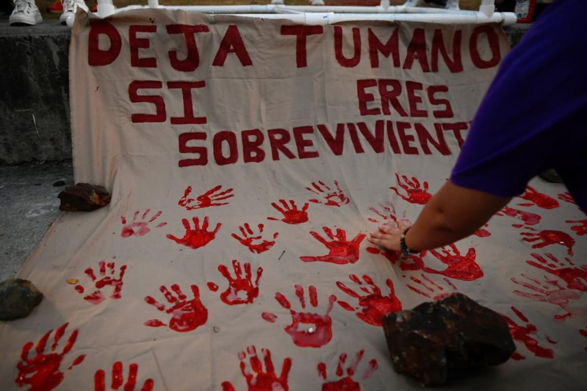 Chica, en medio de la marcha de mujeres por una vida sin violencia, confiesa que fue abusada por su padre. Video