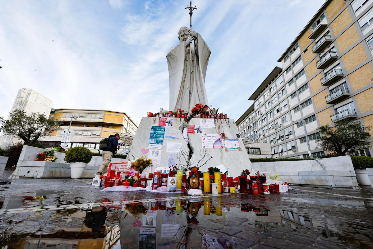 Mejoría en la salud del papa Francisco: estado estable y continuidad en tratamiento hospitalario