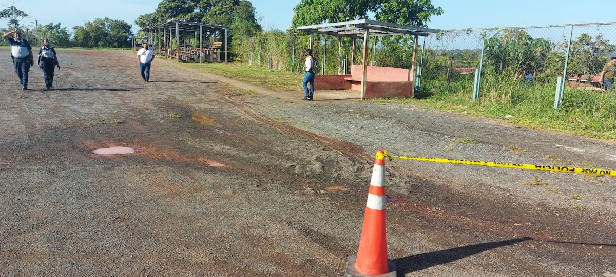 Encuentran hombre muerto, con golpes y con poca ropa, en las gradas de un cuadro de fútbol en Vacamonte