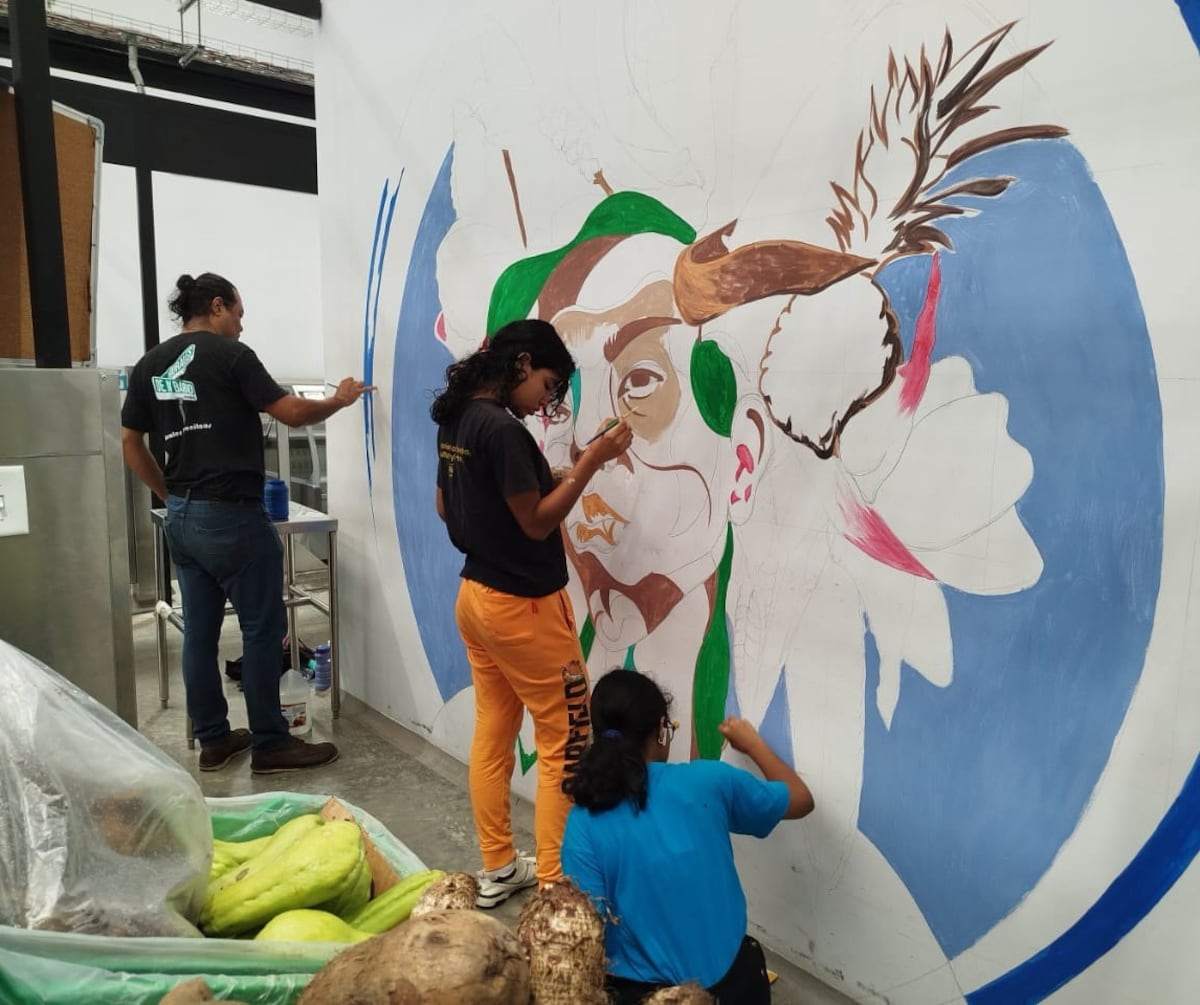 Padre e hijas pintan de arte el nuevo mercado municipal de Pueblo Nuevo