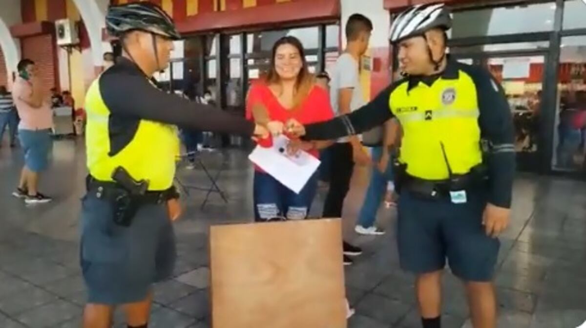 Hombre despoja a una billetera del tablero de sus números. Lo corretean y logran su captura. Video