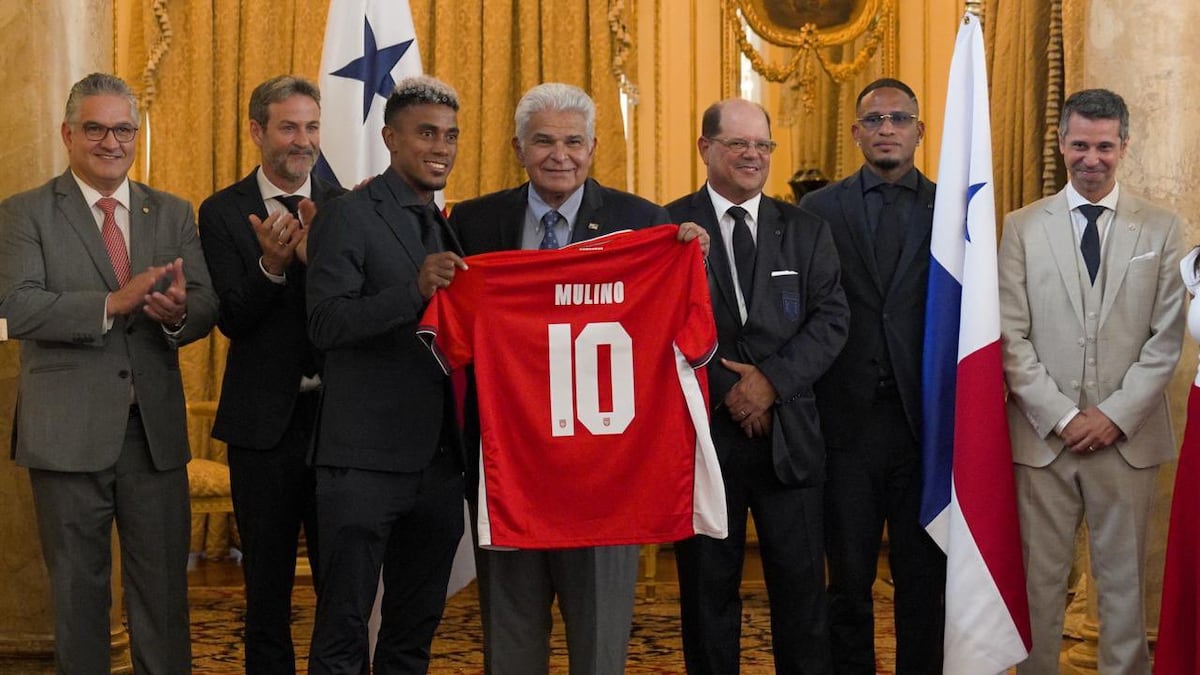 Erick Davis recibió el pabellón y Panamá ya huele a Mundial