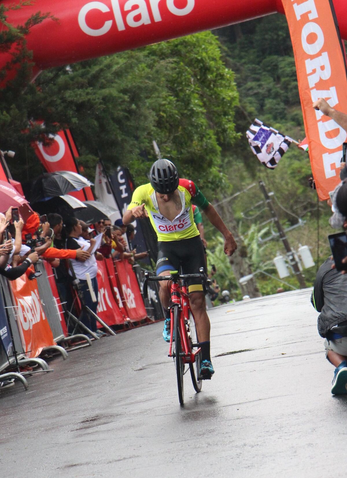 ‘El Águila’ Archibold acaricia el cielo de Boquete y queda a una etapa de ser campeón