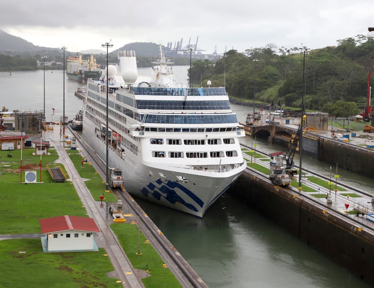 Pacific Princess cruza el Canal con 670 pasajeros