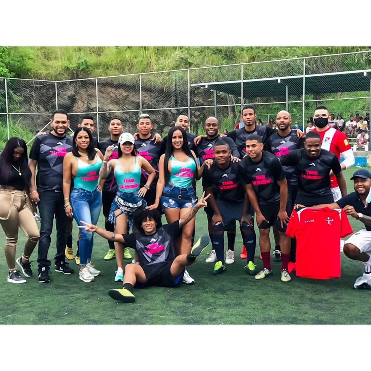 Sin miedo. ‘Las chicas plásticas': Anyuri, Zuany Tatiana y Mussetta celebran con equipo de fútbol en plena pandemia