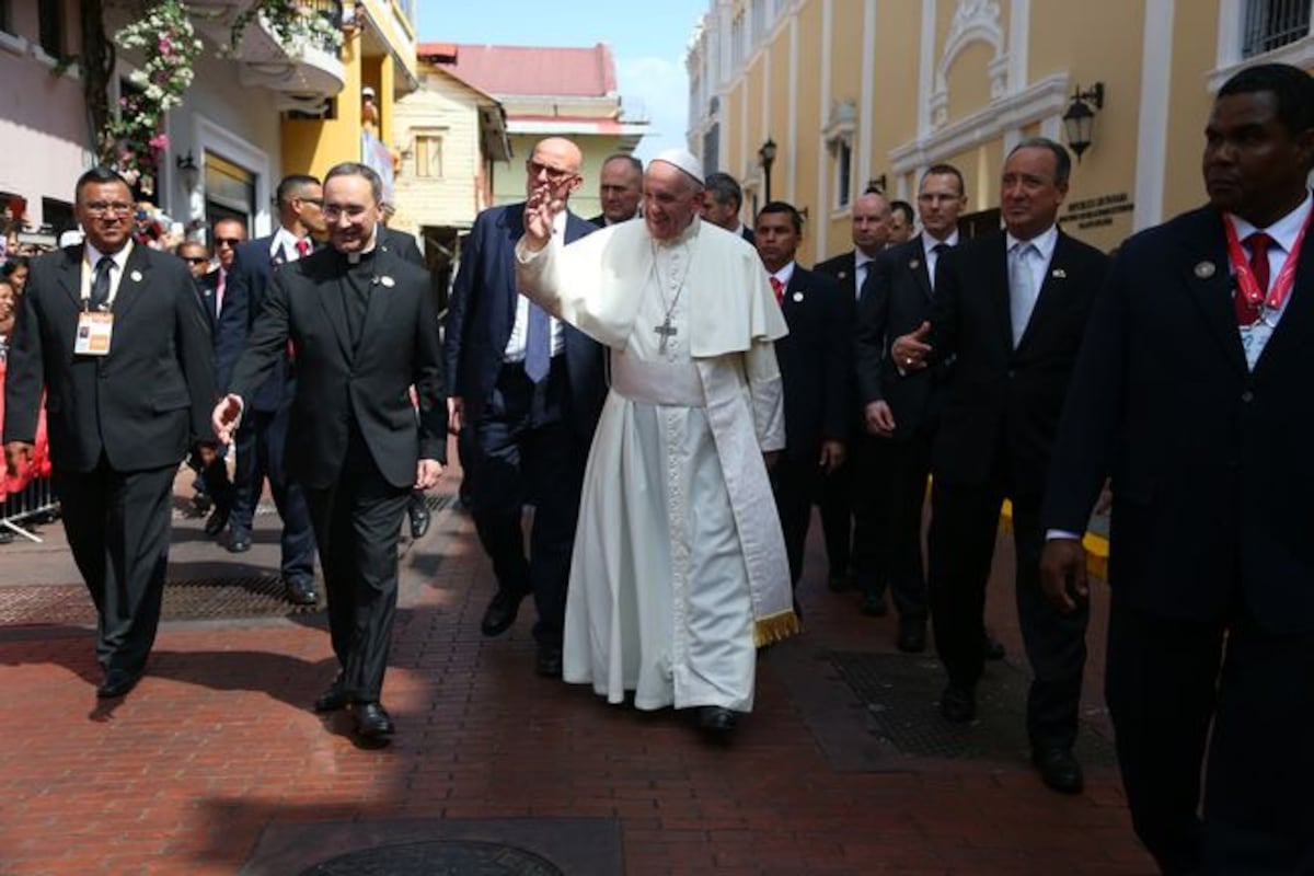 La Seguridad del Papa no le dio privilegios a políticos y el gesto es aplaudido